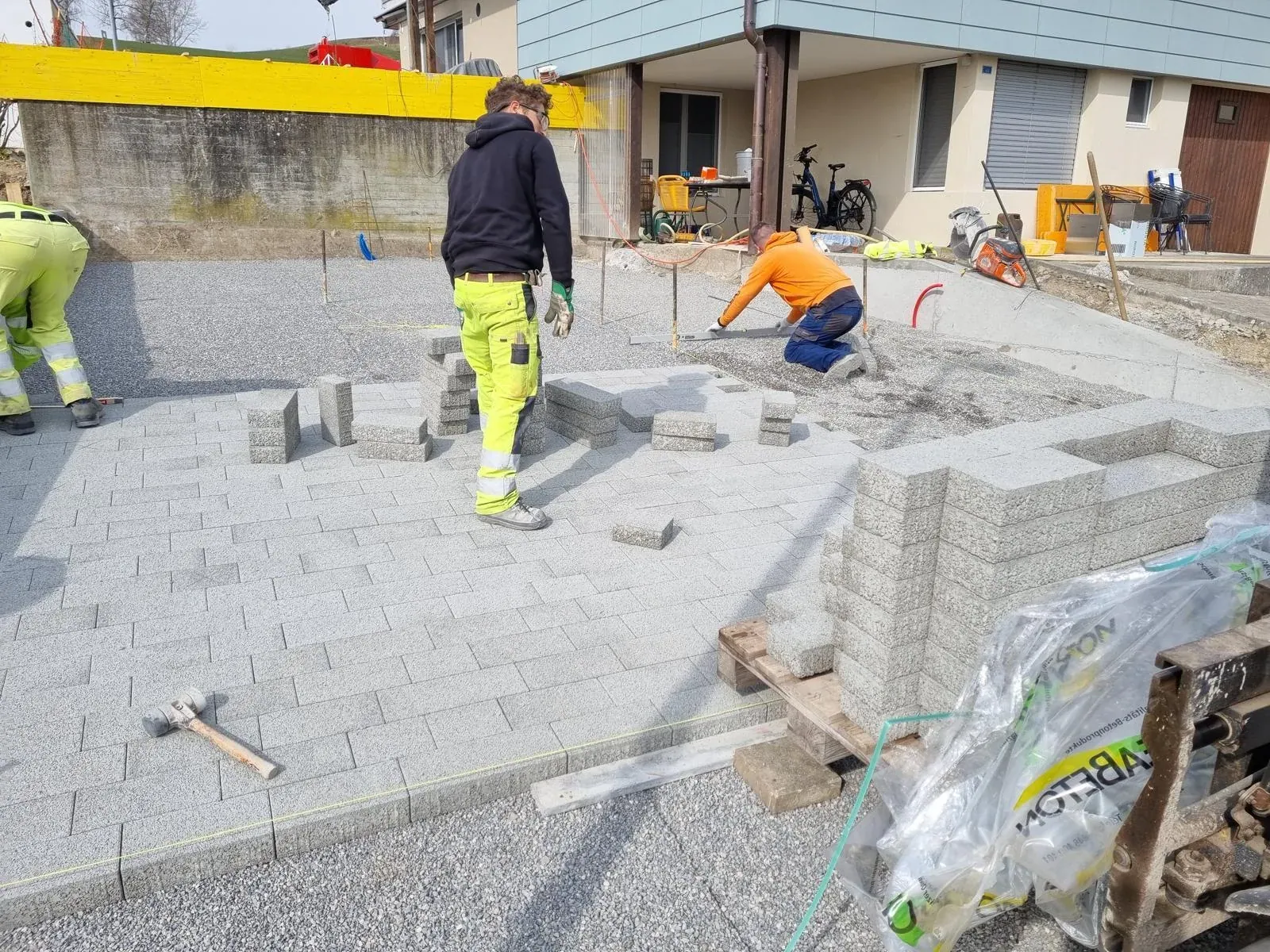 Neugestaltung Sitzplatz & Parkplätze