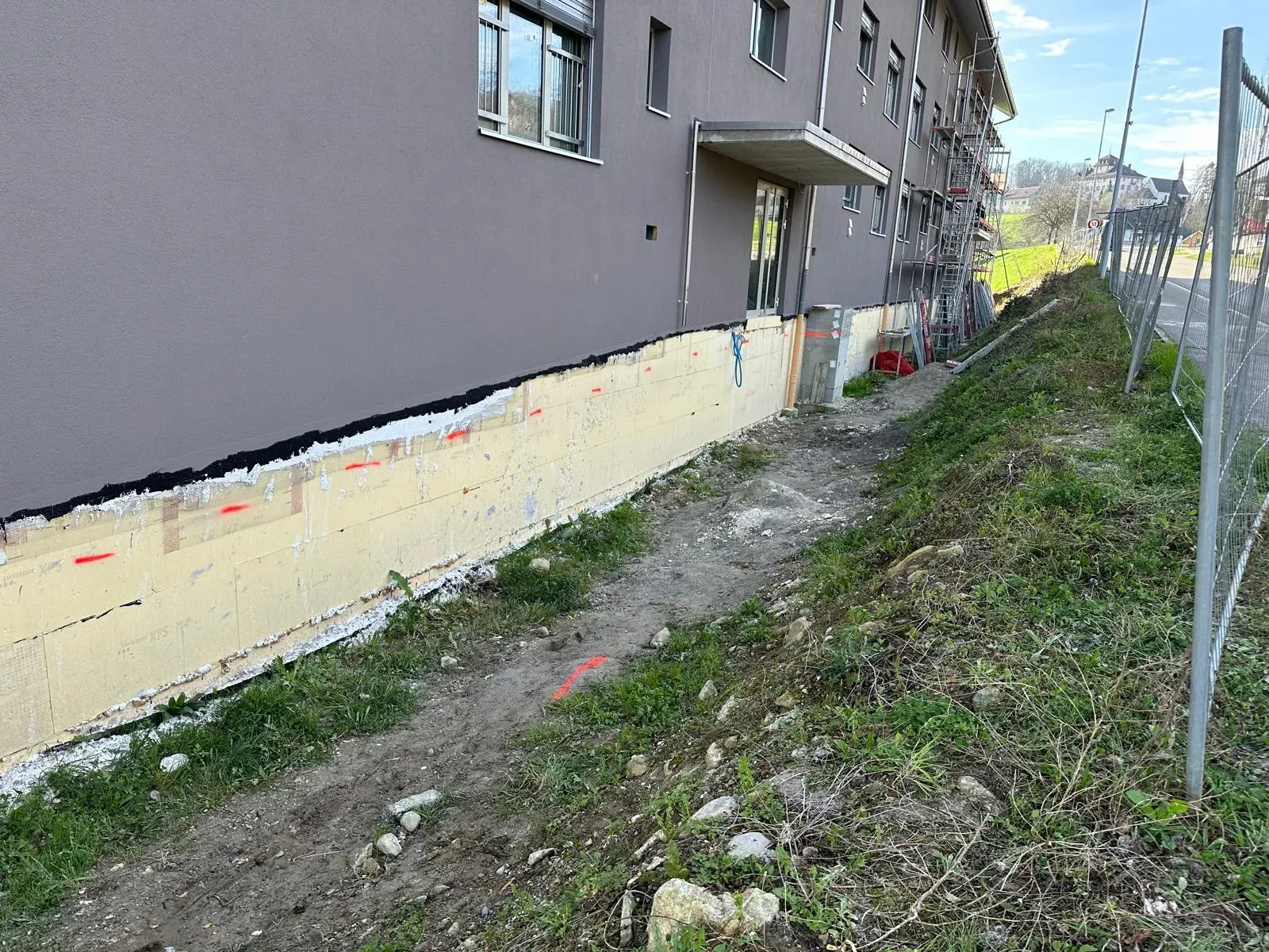 Neubau Umgebung eines Mehrfamilienhauses